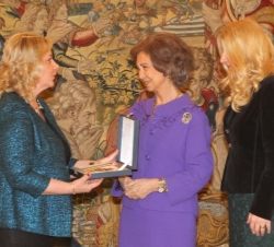 Doña Sofía recibe de manos de la presidenta de la Asociación Internacional de Diplomáticos en España una bandeja por el 30º aniversario de la Asociaci